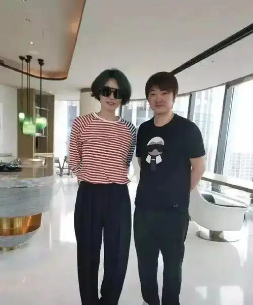 王菲这是靠身高吸睛啊路人镜头下穿搭挺普通的没什么明星架子