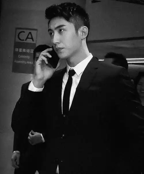 其实黄景瑜还有一部未播剧,十分让大家期待,那就是跟李沁主演的《亲爱