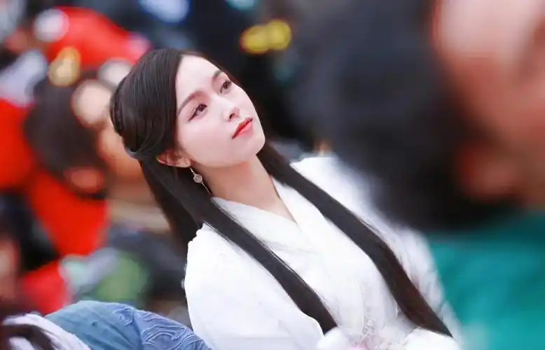 这次新版《天龙八部》中的王语嫣一角,正是由香港的美女演员文咏珊所