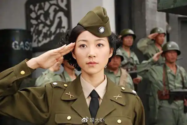 女星军装照大比拼那是一种美丽动人的气质在身