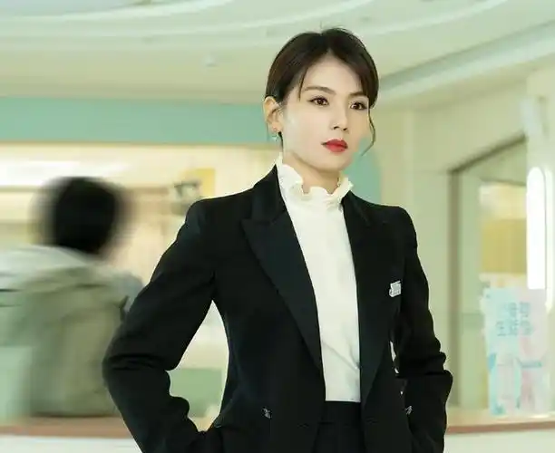 刘涛气质确实绝,斑马纹连衣裙勾勒出"蚂蚁腰",说她43岁谁信?