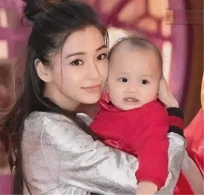 看完赵丽颖的儿子后,再看杨颖的儿子,网友:整没整容一目了然!