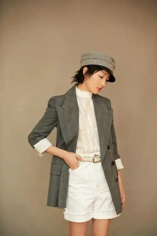 周冬雨真厉害162的身高穿西装又帅又美戴贝雷帽嫩回18岁