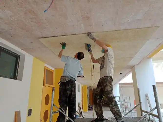 初中部一到四层走廊吊顶安装边线木龙骨;二层室内墙面阴阳角修补及喷