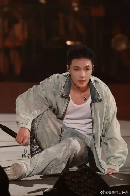 张艺兴蓝发##张艺兴蓝色碎盖短发