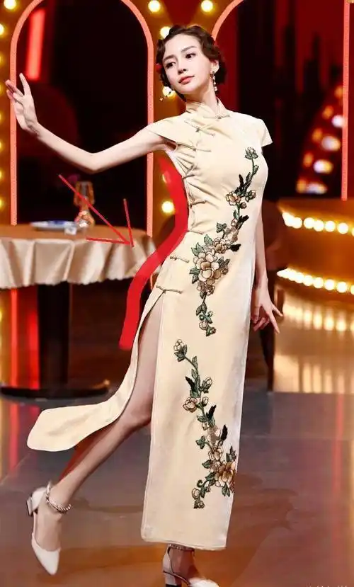 杨颖上《王牌》穿旗袍时尚犹存,看到关晓彤的那一刻,瞬间心动了