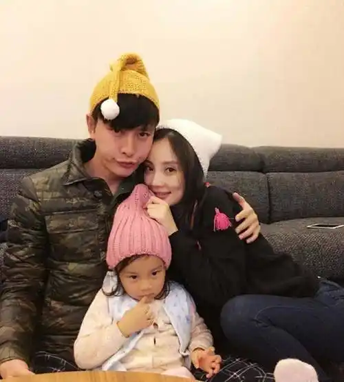 在甜馨小时候,贾乃亮带着参加了一档综艺节目,甜馨因为精灵古怪的性格