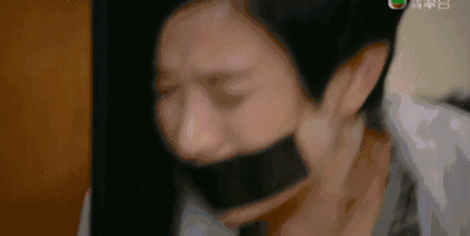 这边佘诗曼痛不欲生,那边马国明还要假装在看电视,被逗得不停笑