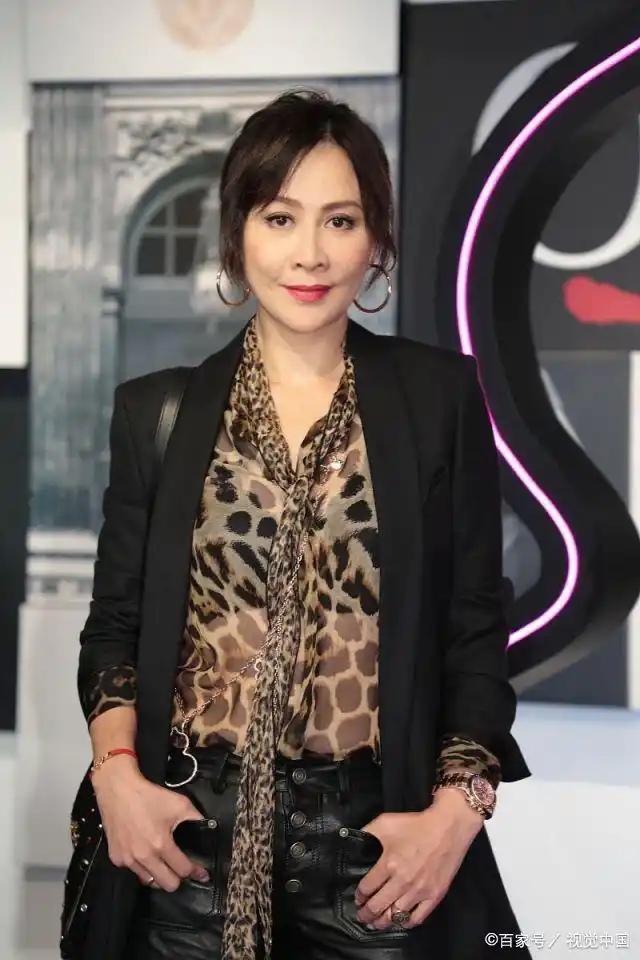54岁刘嘉玲,豹纹透视衫,黑丝迷人身材依旧火爆