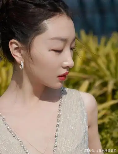 周冬雨精美壁纸:甜美清纯的笑容,精致的容貌,让人很心动!