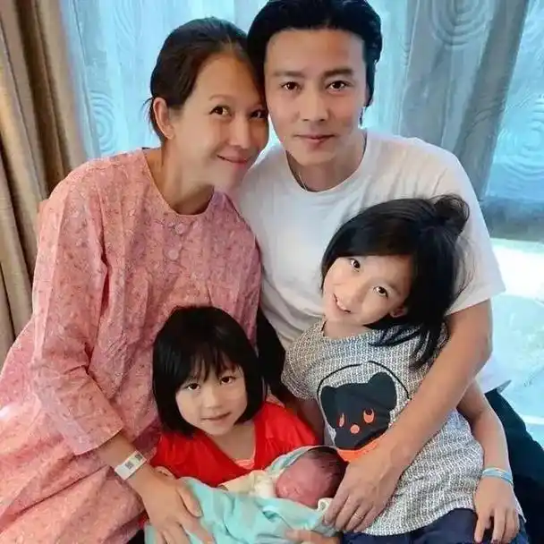 香港幸福的一家五口人.50岁蔡少芬张晋夫妇在香港的精致豪宅" - 抖音