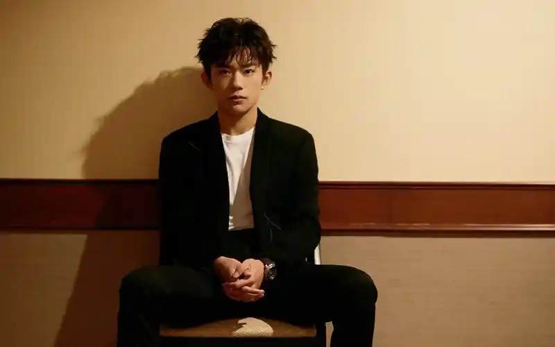 帅气小鲜肉易烊千玺,大陆明星-回车桌面