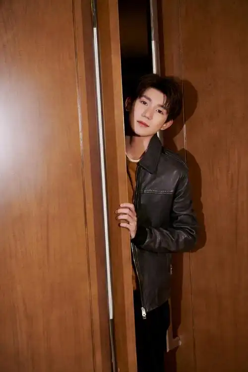 王源黑色皮衣酷帅写真图片45
