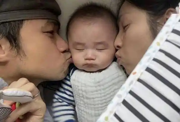 古巨基变身全职奶爸带娃,晒儿子正面照庆祝父亲节,网友:好幸福_小宝宝