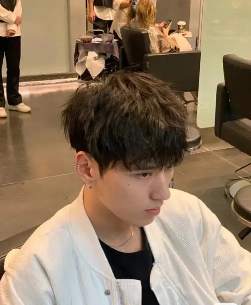 男生长发这样烫很帅