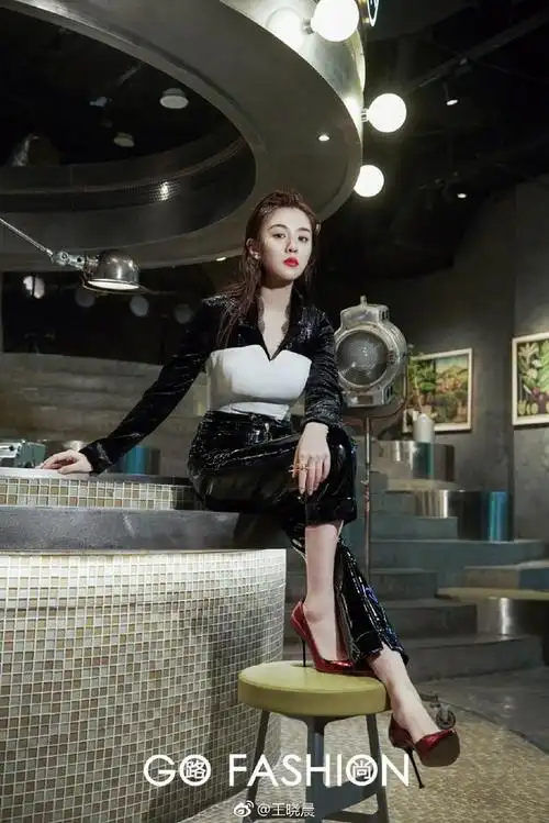 时尚潮人王晓晨化身"冷艳女神",犹如高贵典雅的女王!