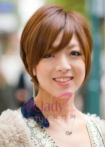 半圆的刘海显得美眉很青春可爱