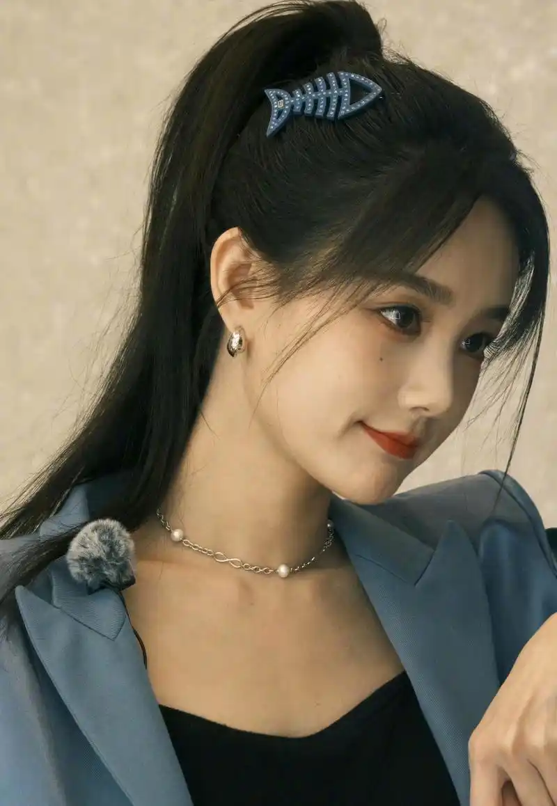 李一桐# 蓝色套装搭配高马尾发型,青春有活力,真的很难让人不爱啊.