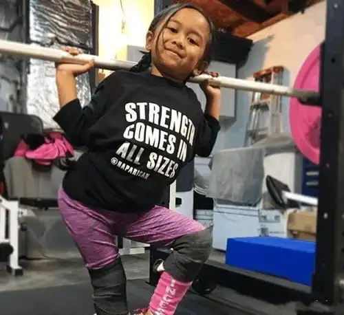 这6个小孩从小就开始举铁个个肌肉强壮未来不遑多让