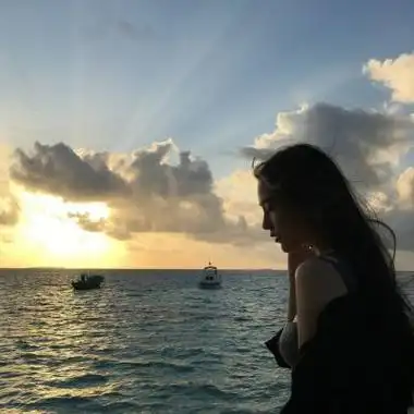 丧系女头真人背影高清唯美的丧系头像女背影真人图片