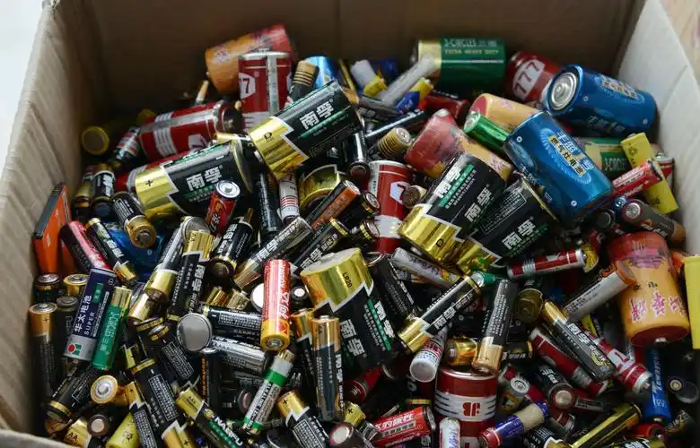 本报将一批过期药品和废旧电池移交给青秀区环卫站统一处理