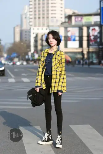 休闲运动风的衬衫搭配紧身款裤装,青春活力满满.