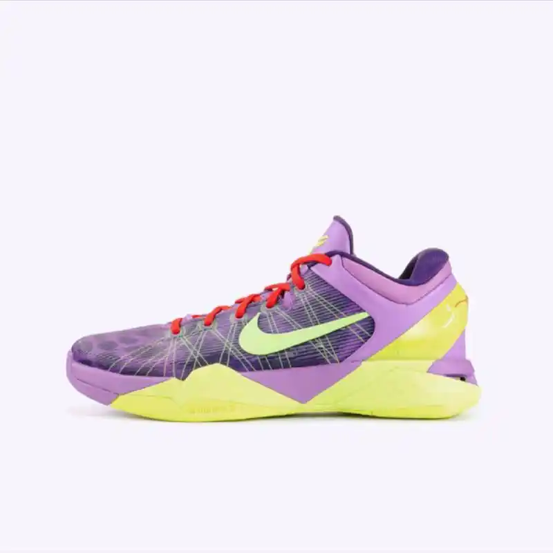 科比7是科比非常钟爱的一款球鞋,它也见证了科比的成熟 · 科比7采用