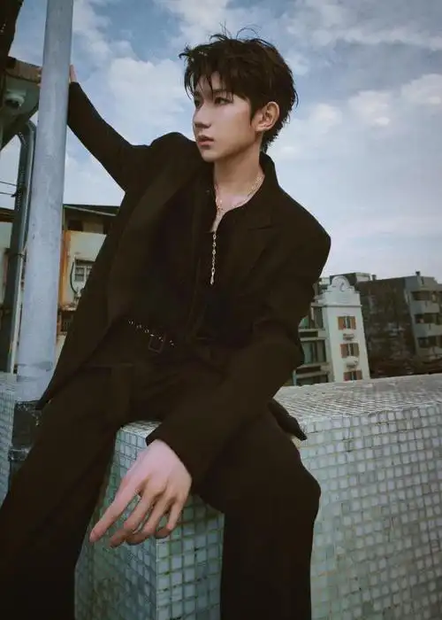 明星跨年晚会盘点:王一博,成毅,王源,杨紫,宋茜等造型惊艳_网易订阅