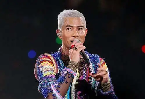 郭富城发色真大胆,指甲染的也相当有个性!