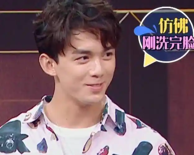 吴磊被水喷脸数次,冲掉妆容露出素颜后,才懂女粉的审美_图片_关晓彤