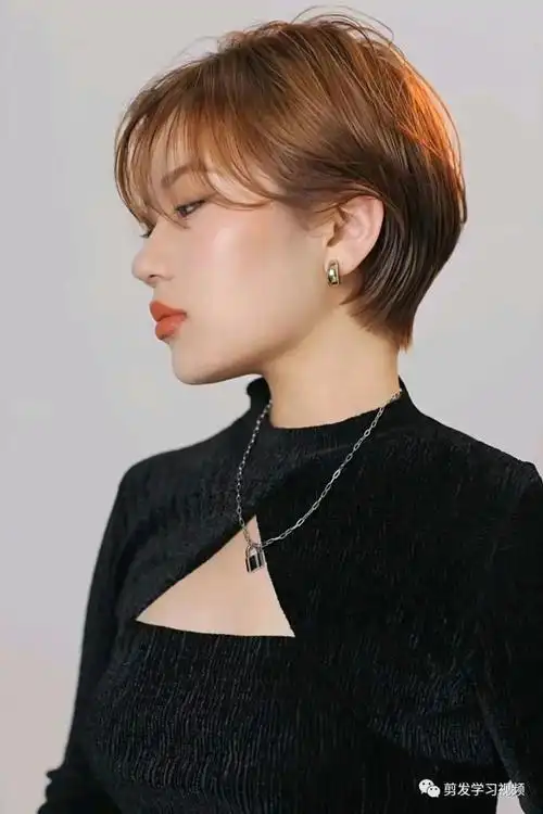 2021夏天流行后脖子长漏耳短发