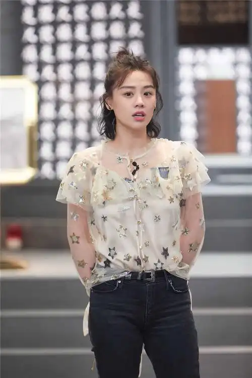 马思纯我是大侦探渐入佳境霸气坐姿引热议67