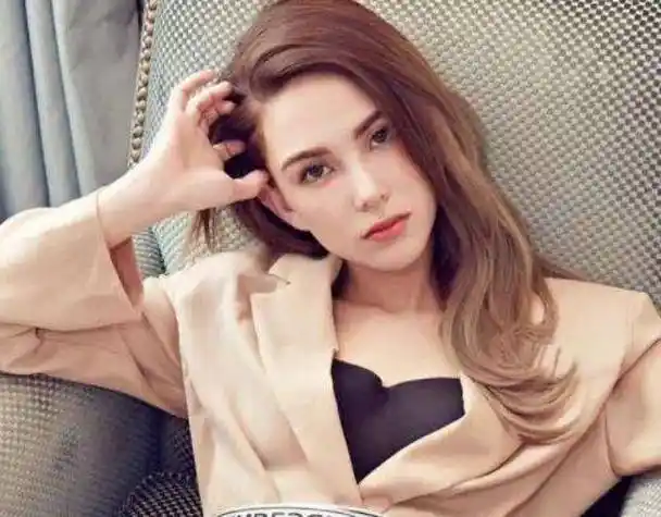 昆凌挺孕肚出席奢侈品牌活动,大方露孕肚,网友:老公是大咖_周杰伦