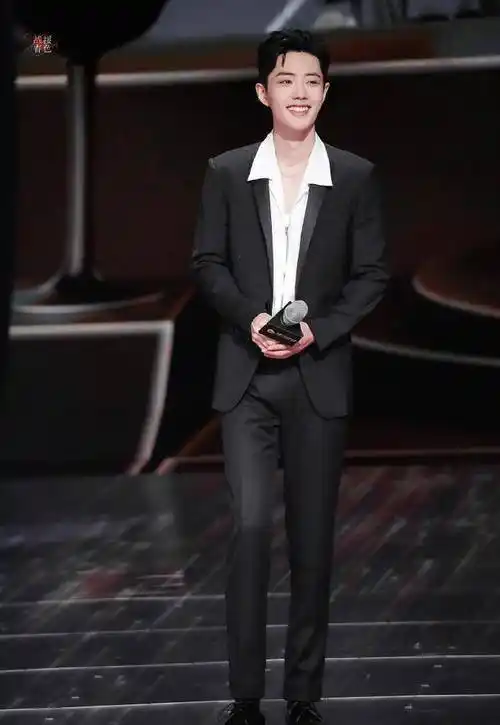 肖战拿下明星超话冠军,时代少年团势头猛,王一博蔡徐坤竞争激烈_组合