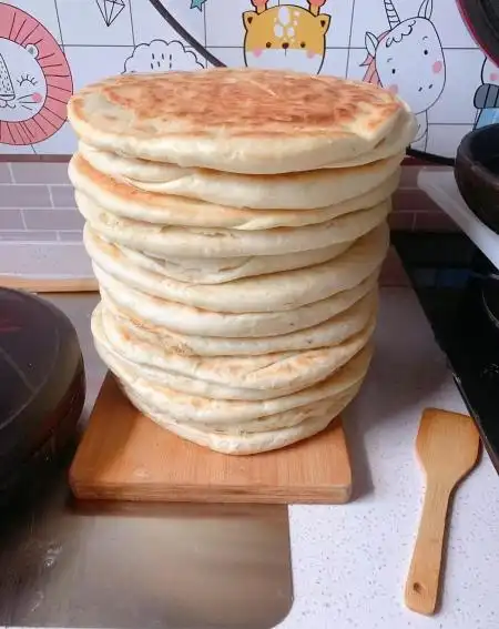 杨莉做的刚出锅的锅盔  闫锁田 摄