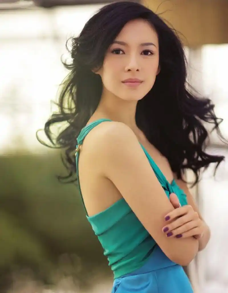 分享一张章子怡的近照,感觉时间过得真快,转眼间章子怡今年44岁了