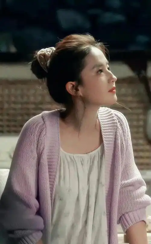 刘亦菲丸子头随便一扎都这么好看