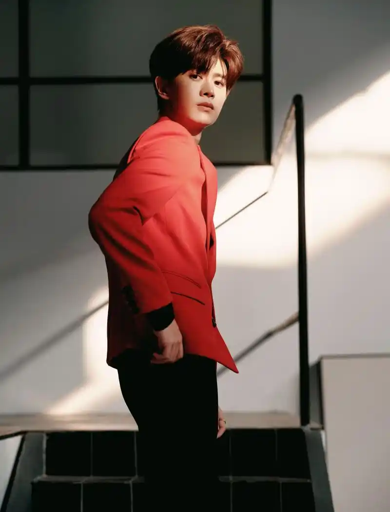 任嘉伦一身红色西装亮相,为寒冷的冬天注入了一抹炽热的色彩.