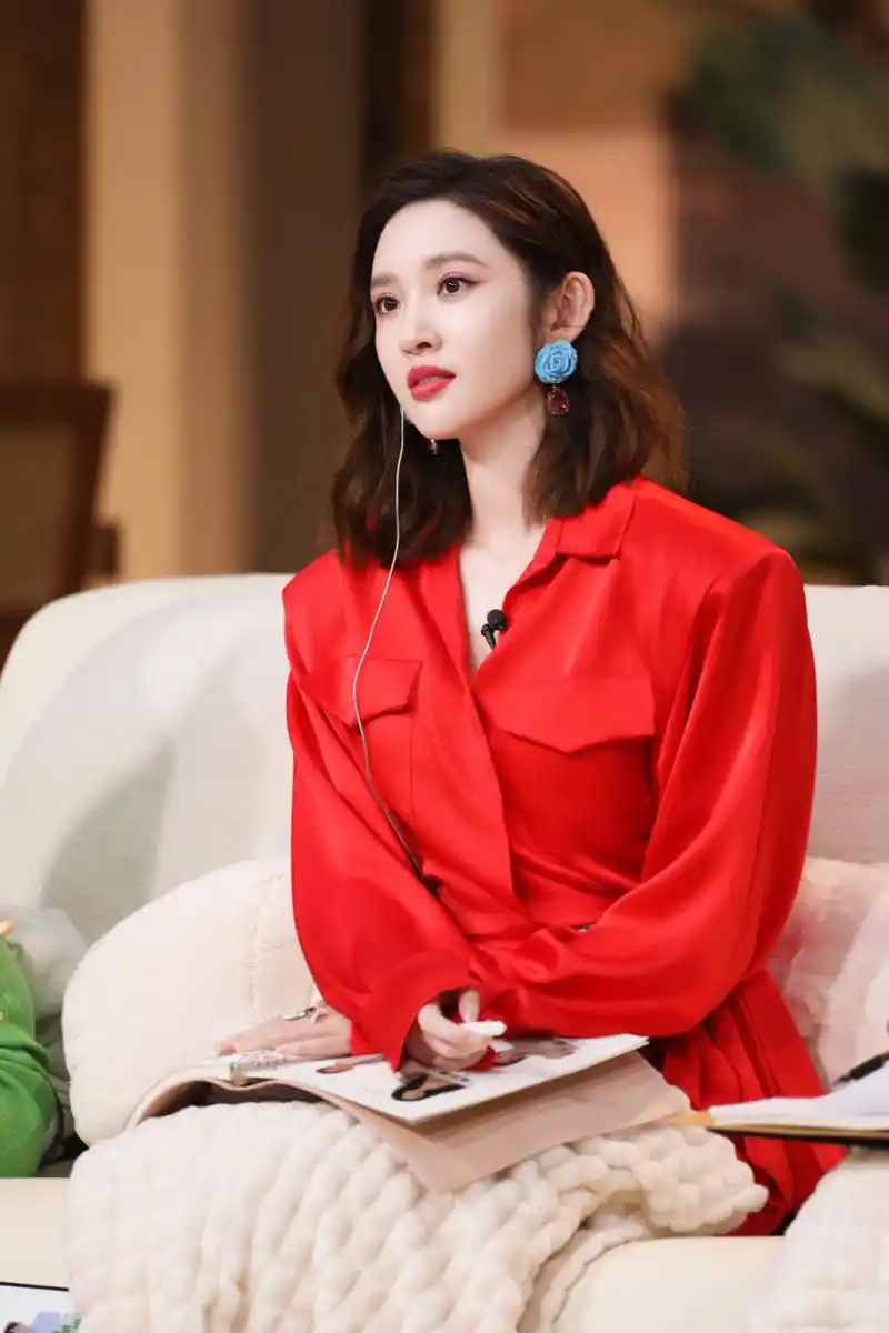 唐艺昕一袭红色长裙,尽显甜美优雅.#明星穿搭# #唐艺昕