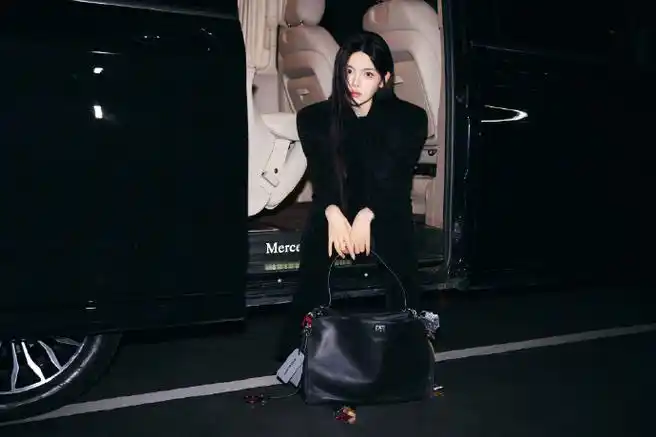 纯黑穿搭御姐范十足  利落黑长直搭配黑色天鹅绒    #杨超越出发袄梃