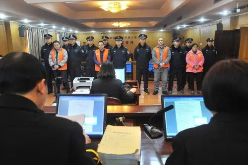 采用枪决执行的,具体执行地点时保密的,目的时防止有人劫法场比较典型