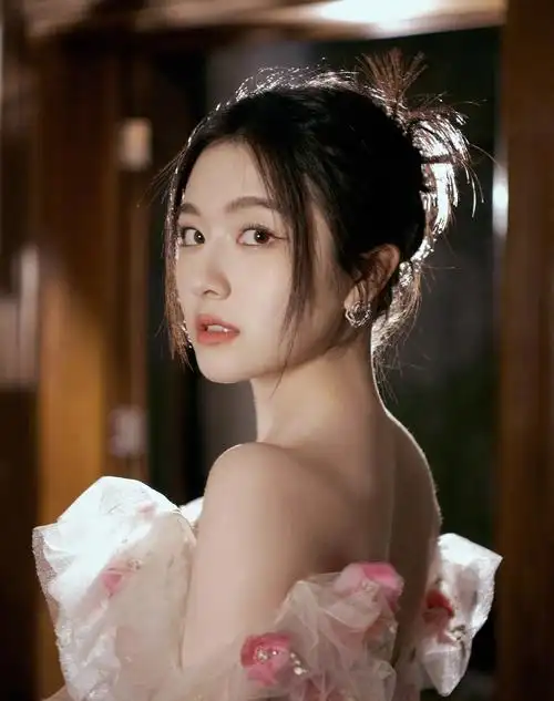 李兰迪齐胸白色纱裙写真灵动优雅娇俏可人