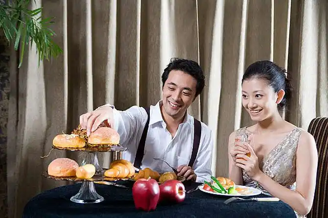 一对男女在吃西餐