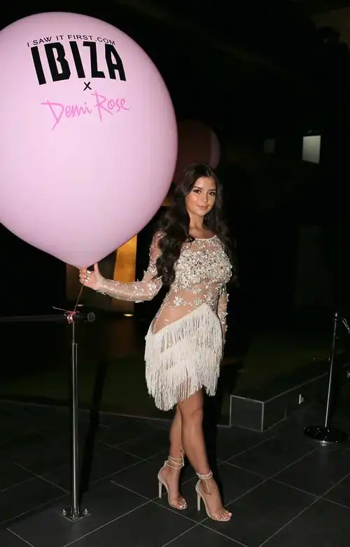 近日,英国知名网红模特黛米·罗斯(demi rose)现身西班牙伊比沙岛出席