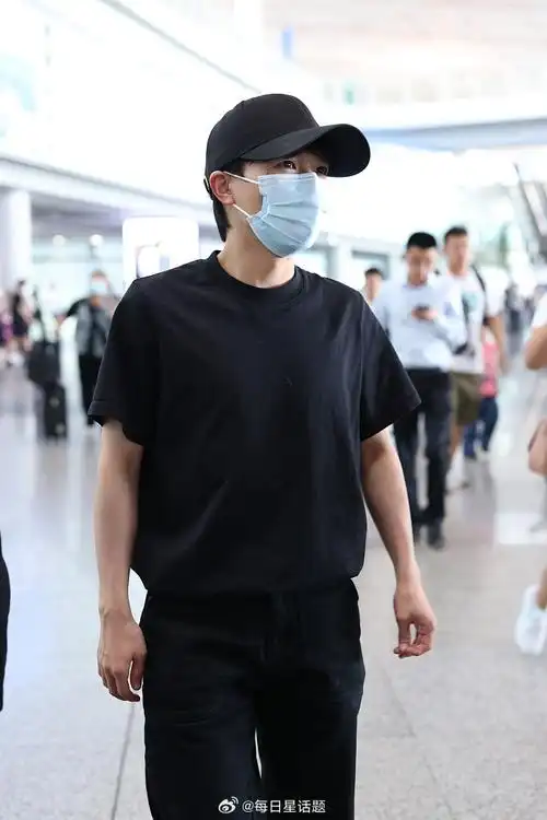 2023年8月10日,北京,周深all black造型抵达首都机场.#周深#周深超话