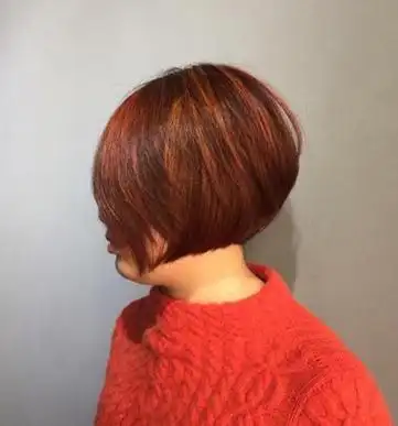 超短发,推上去的头发做的光光的,发顶上的头发顺着头型梳到两边,女生