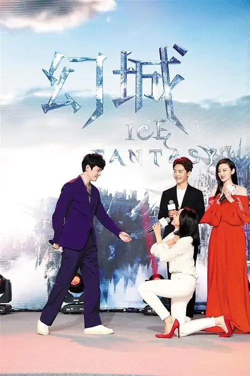 宋茜与冯绍峰再现剧中经典场景