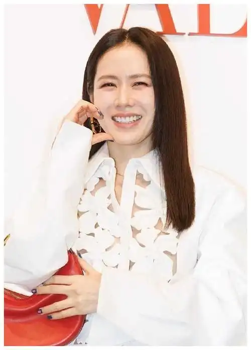 42岁孙艺珍罕见现身穿着性感体态优雅