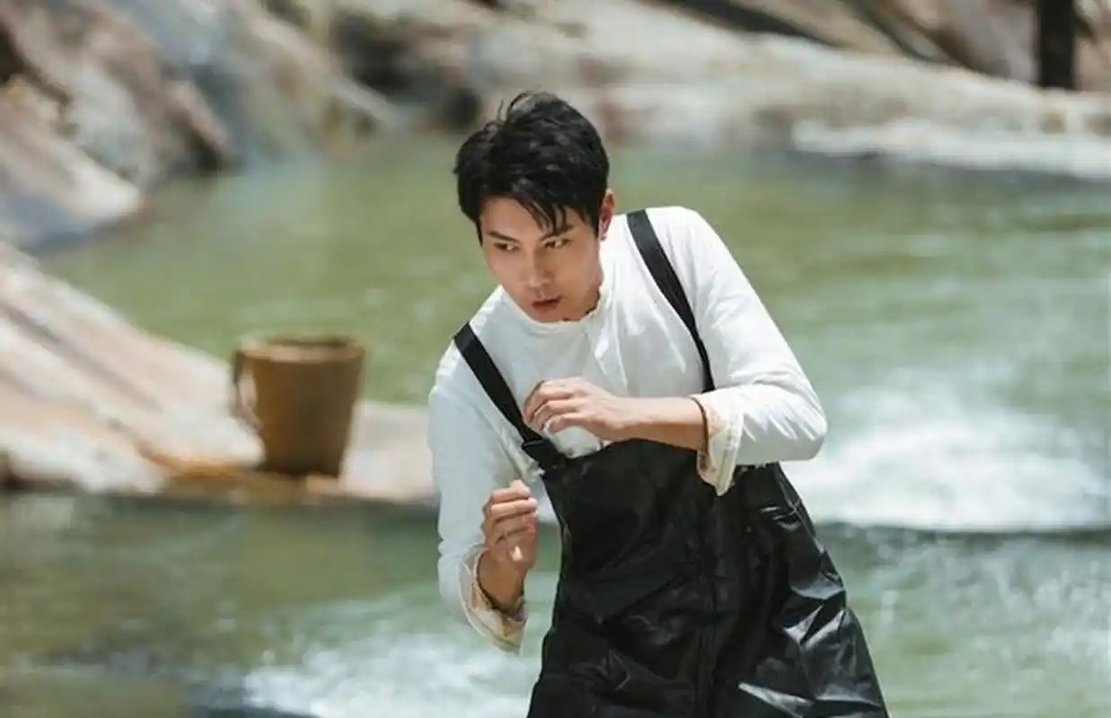 艾伦的家庭条件极其富有,从小就是富家子弟出身,这么高调的身价一直在