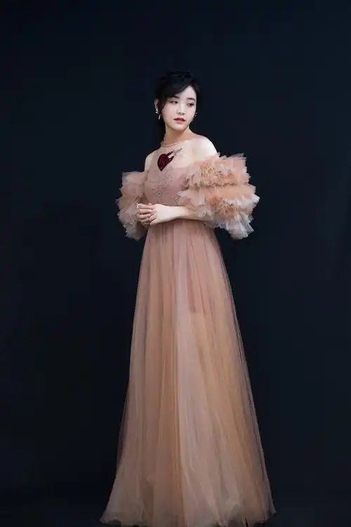 金雯昕2018国剧盛典红毯首秀 清新灵动笑容甜girl